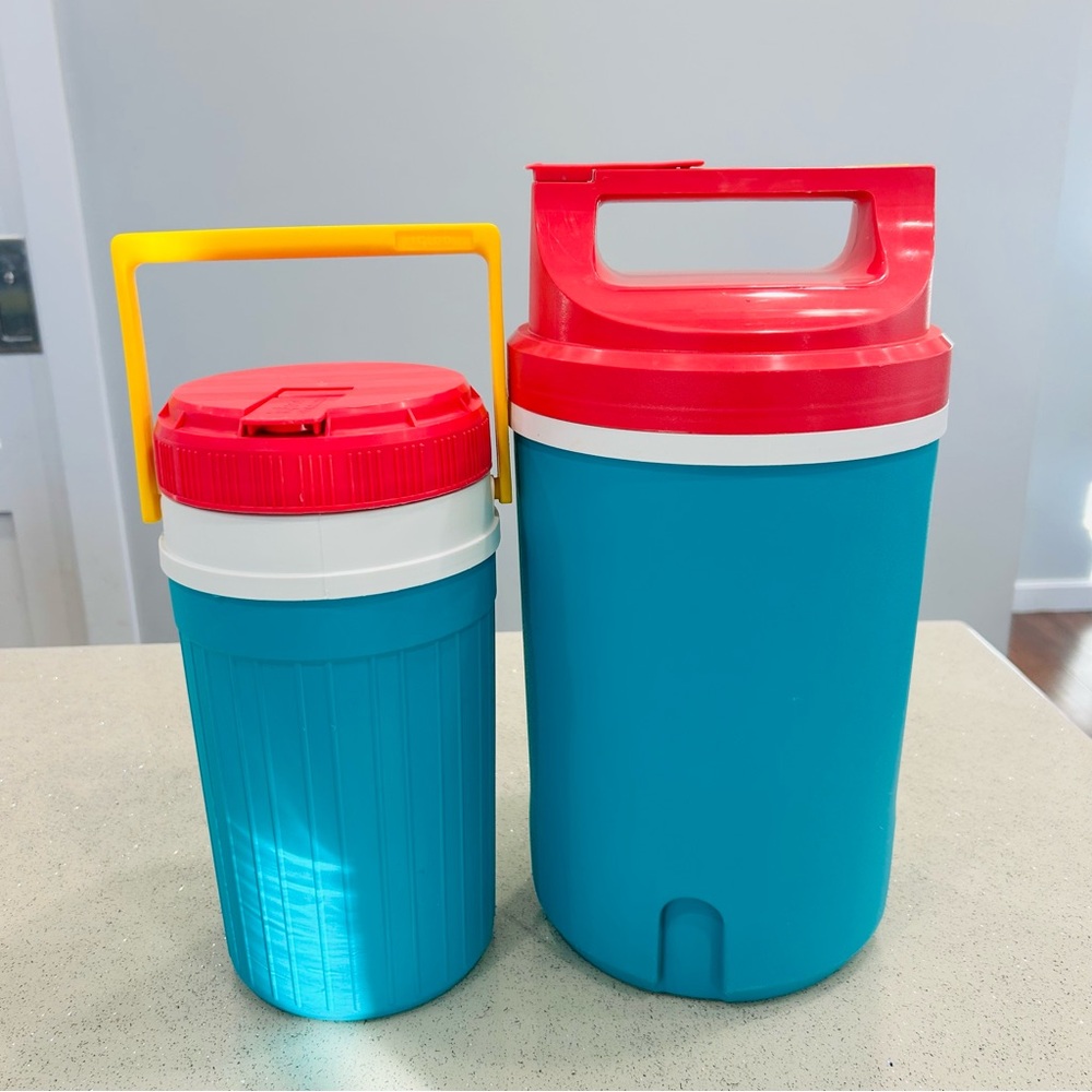 VTG~Set Of 2~Igloo Playmates 1/2 Gallon & 1 Gallon Water Jug~Stamped‎ ‘90~RARE